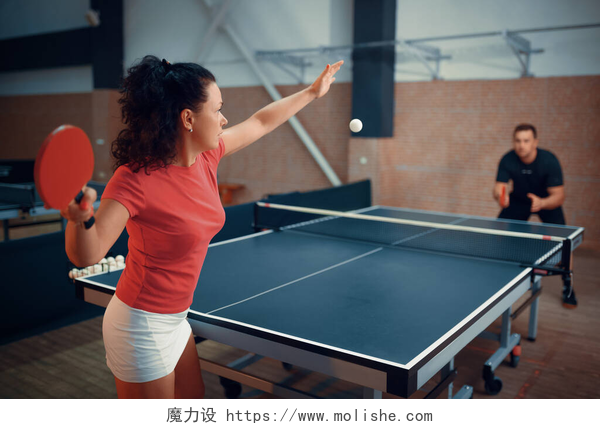 在打乒乓球的两个人女人击球、打乒乓球、打乒乓球